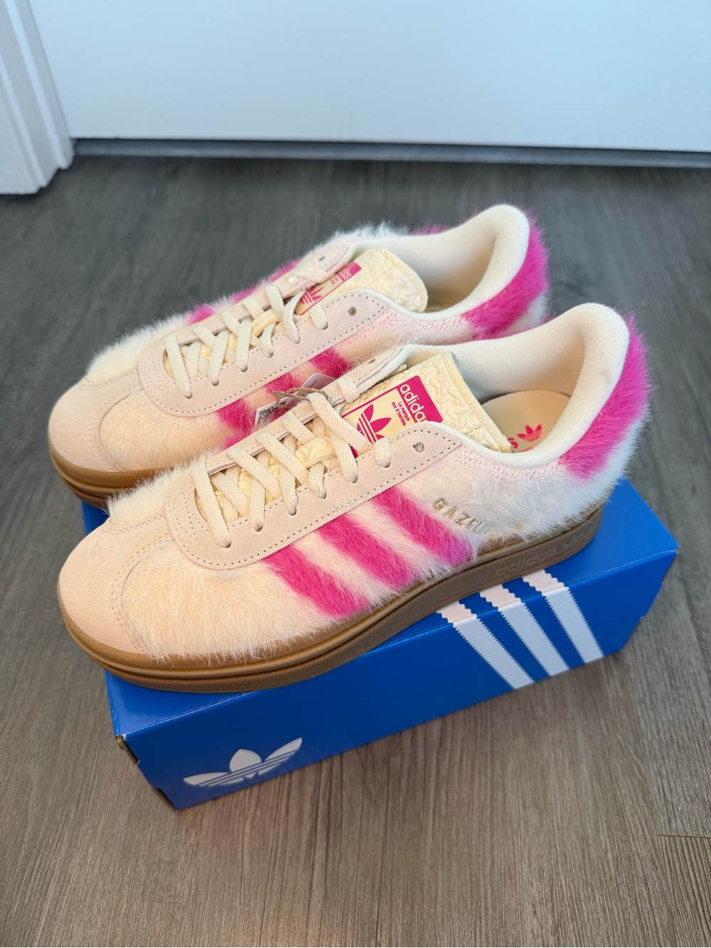NWT Women’s Adidas Gazelle Bold Size 7 Shock Pink White Gold Brand New Sneakers! - Picture 2 of 14